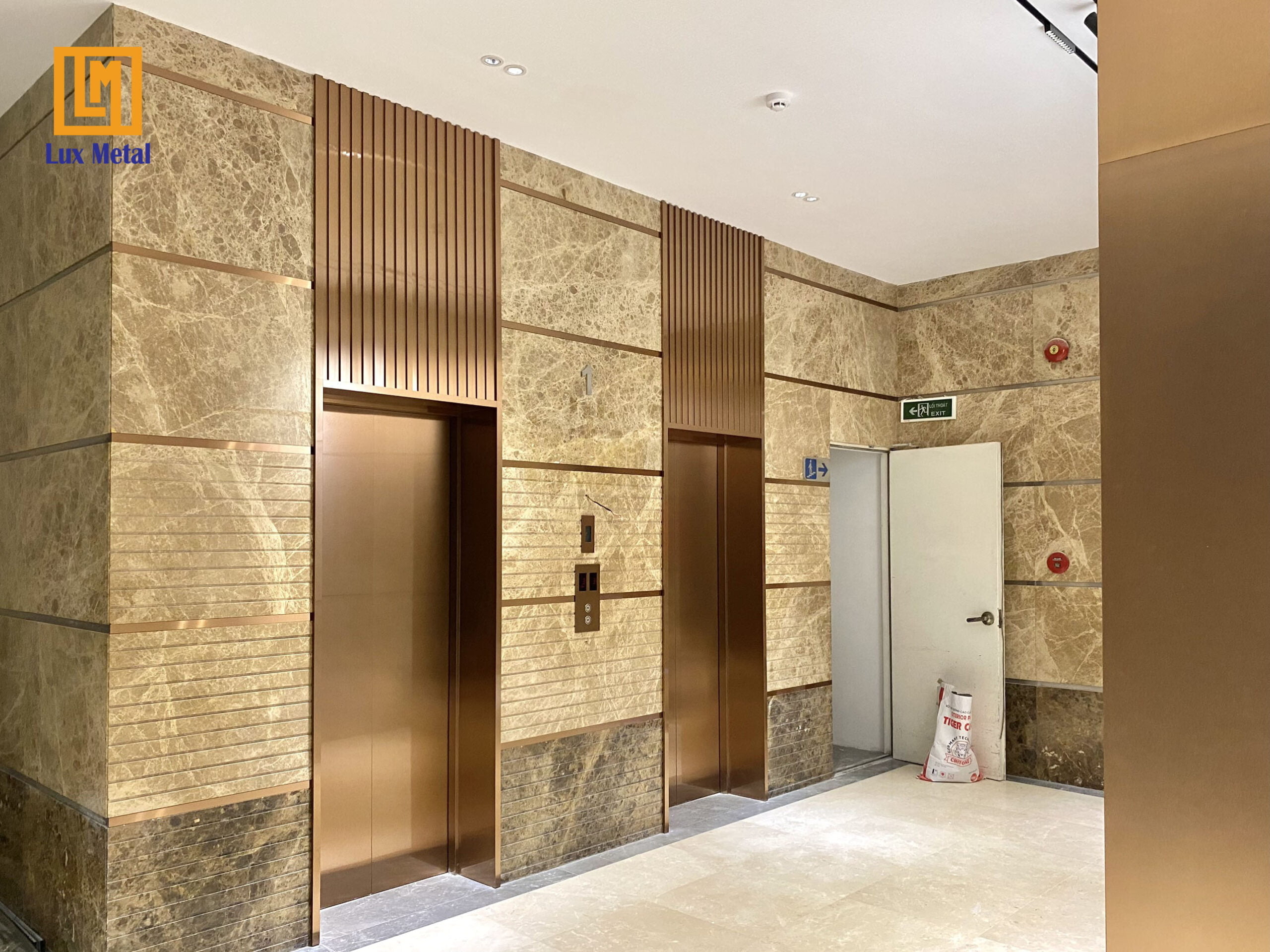 Trang Trí Thang Máy Bằng Inox Mạ Vàng 7 scaled
