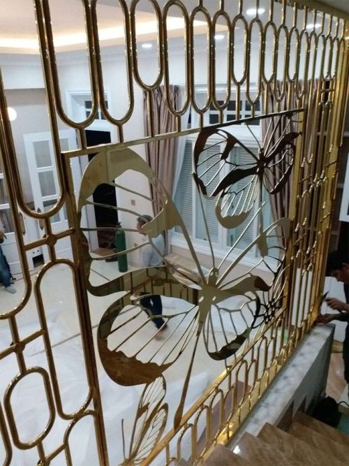 Vách ngăn cầu thang bằng inox mạ vàng - Hình ảnh 4