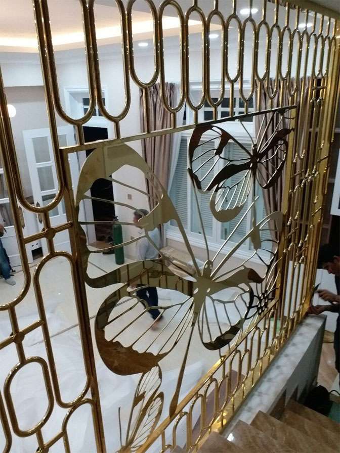 Vách ngăn cầu thang bằng inox mạ vàng đẹp