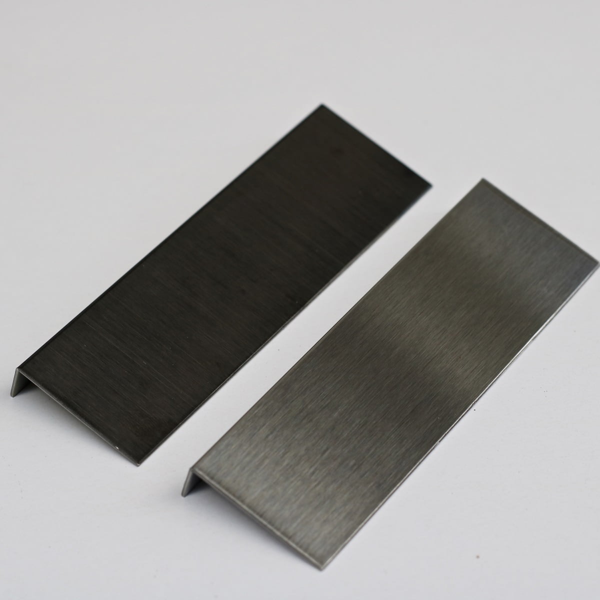 Nẹp inox chữ L 304 mạ vàng xước trang trí tường Mẫu nẹp inox chữ L xước