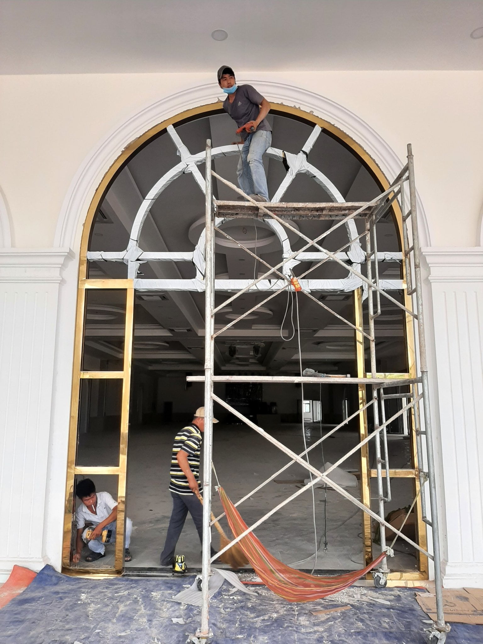 Nhận thi công lắp đặt cửa kính theo yêu cầu
