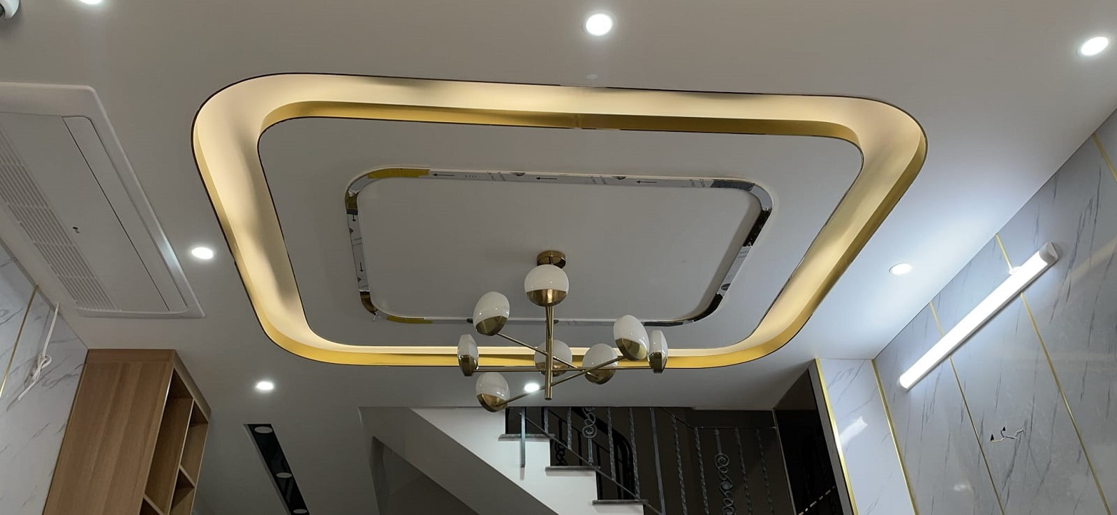 Mẫu trần ốp inox đẹp