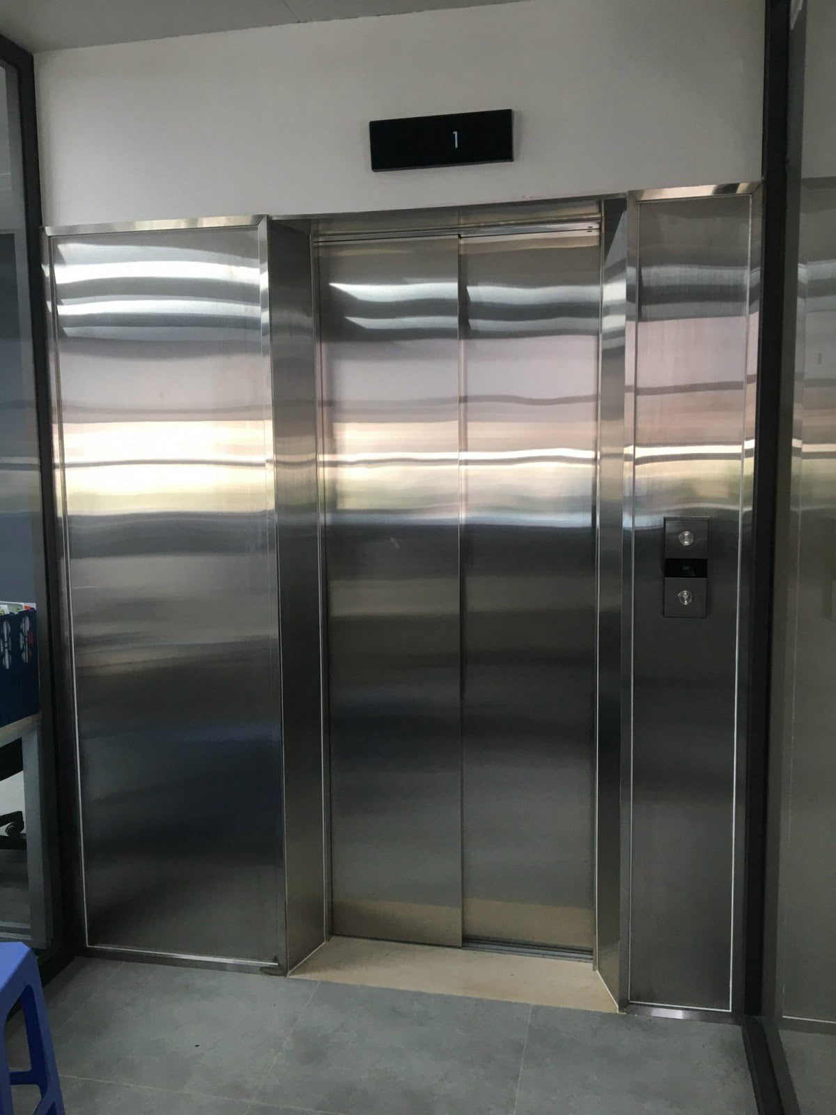 Mẫu ốp inox thang máy