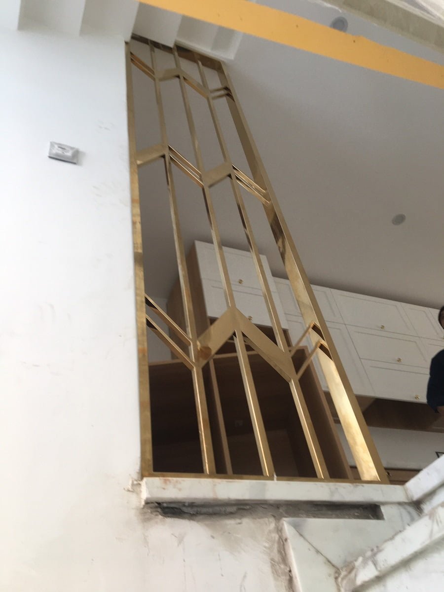 Vách ngăn cầu thang và bếp bằng inox mạ vàng cao cấp