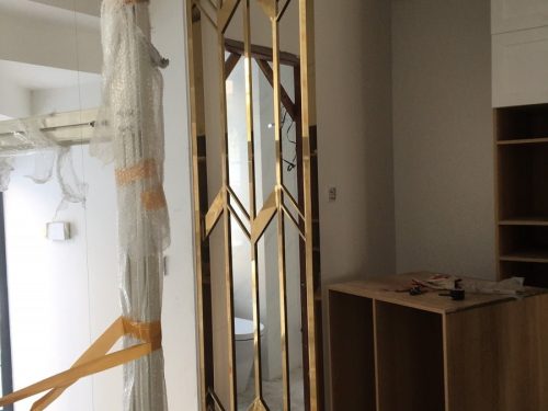 Vách ngăn cầu thang bằng inox mạ vàng