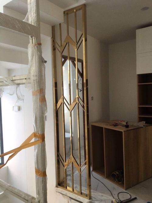 Vách ngăn cầu thang bằng inox mạ vàng