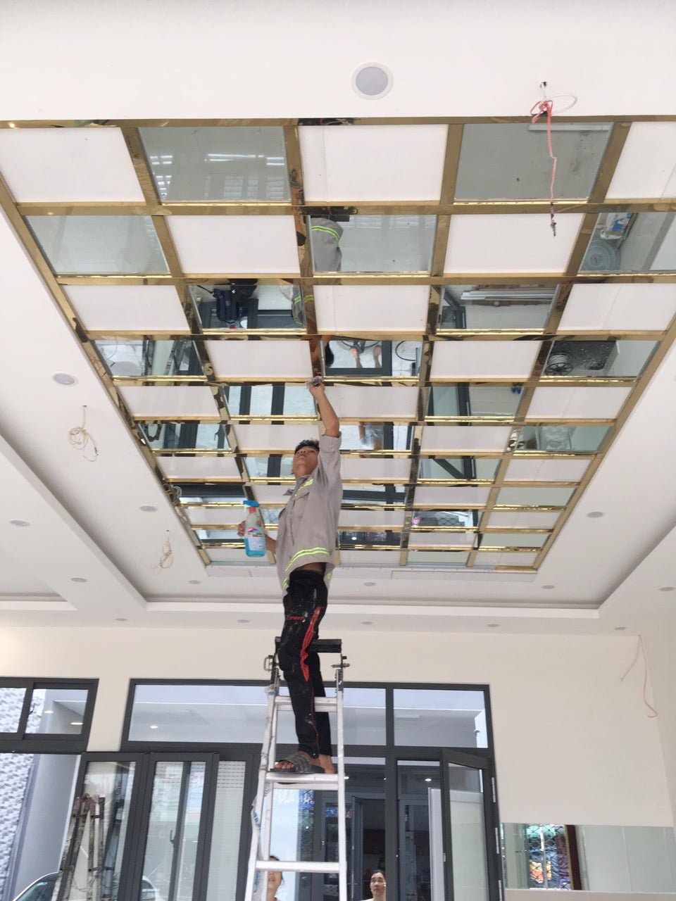 Thi công trang trí trần inox mạ vàng theo yêu cầu