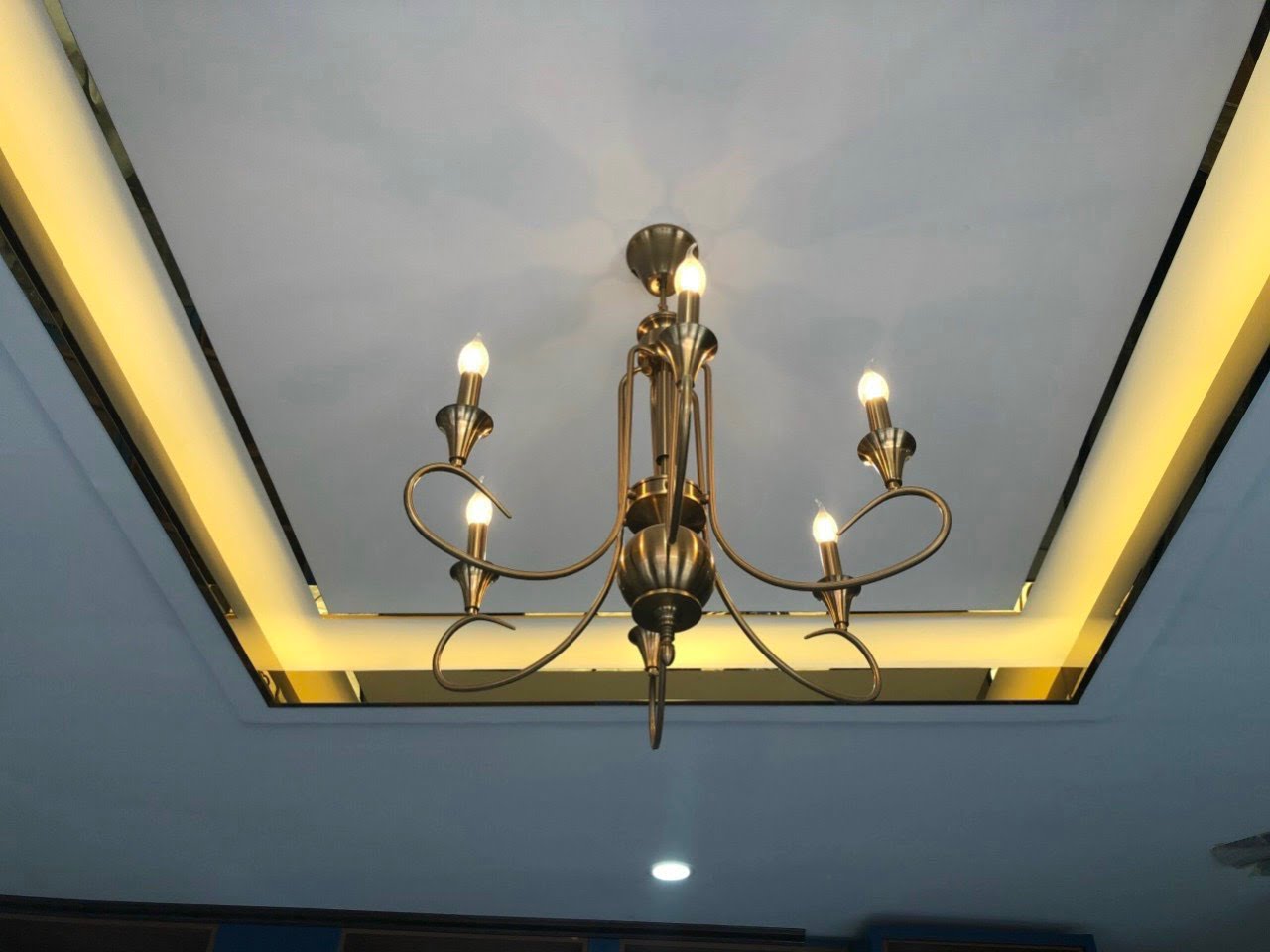 Thi công trần inox trang trí theo yêu cầu Thi công trần inox kết hợp với đèn led theo yêu cầu