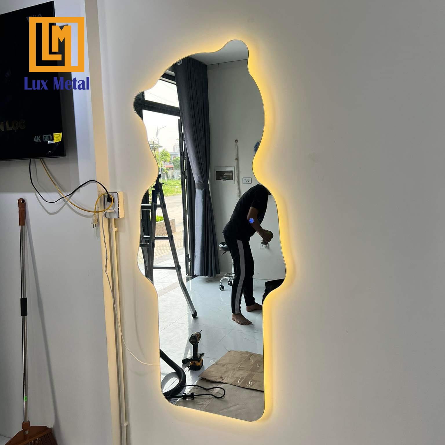 Gương soi toàn thân khung viền inox mạ vàng Mẫu gương trang trí phòng khách độc đáo