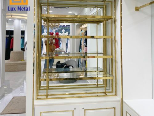 Kệ inox mạ vàng trưng bày studio áo cưới