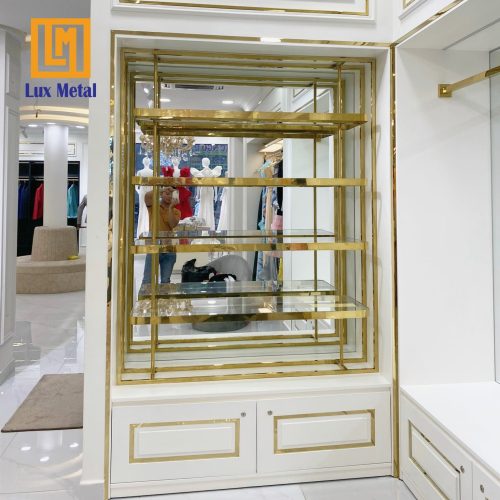 Kệ inox mạ vàng trưng bày studio áo cưới